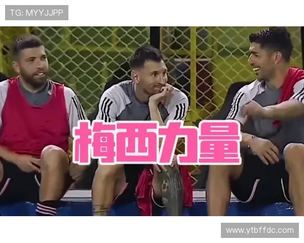 踢著名球员的足球明星如何在绿茵场上展现个人魅力与团队精神