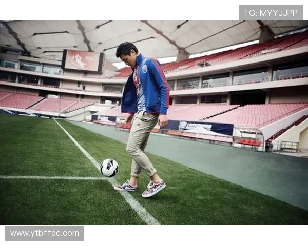 日本足球明星身着西装的时尚风采与魅力展示