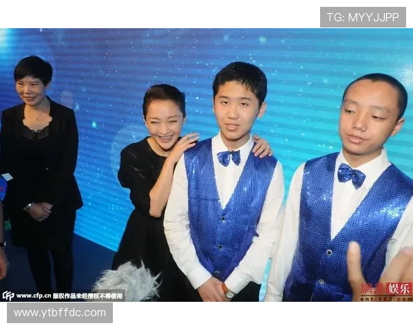 儿童与足球明星亲密合影展现梦想与希望的美好瞬间